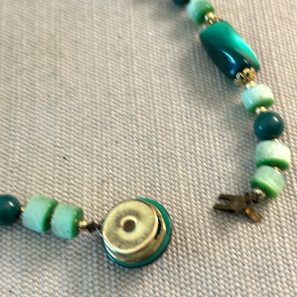 Vintage Japan one strand 2 tone green marbled glass necklace! - Picture 6 of 7